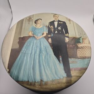 👑 Vintage Huntley & Palmers Royal Biscuit Tin | Queen Elizabeth II